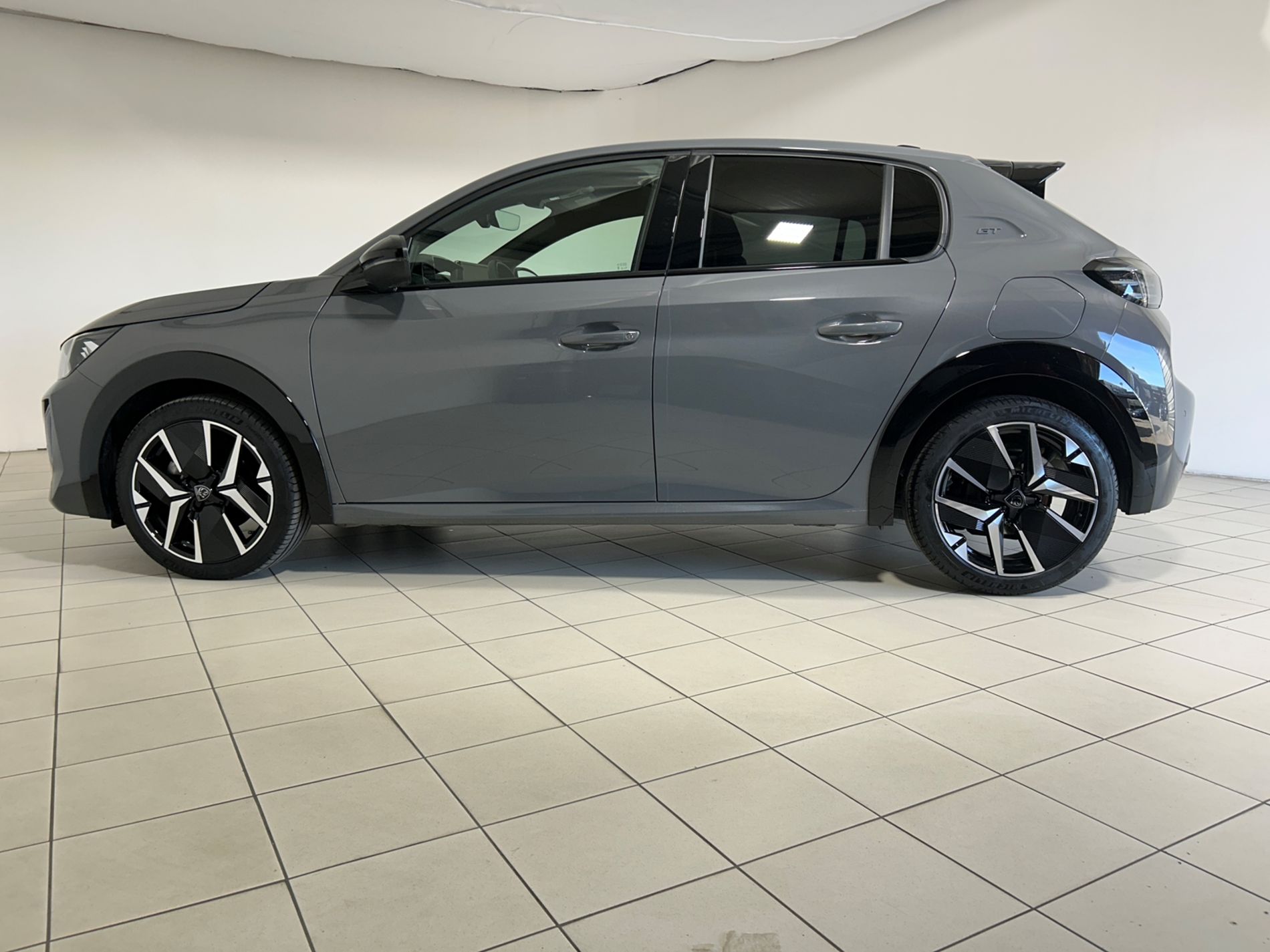 Peugeot 208 1.2 hybrid GT 145 cv e-dcs 6 - Autoviemme