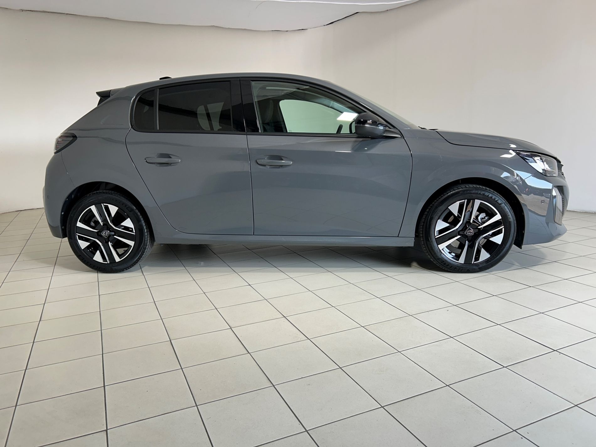 Peugeot 208 1.2 hybrid Active 100cv e-dcs 6   - Autoviemme
