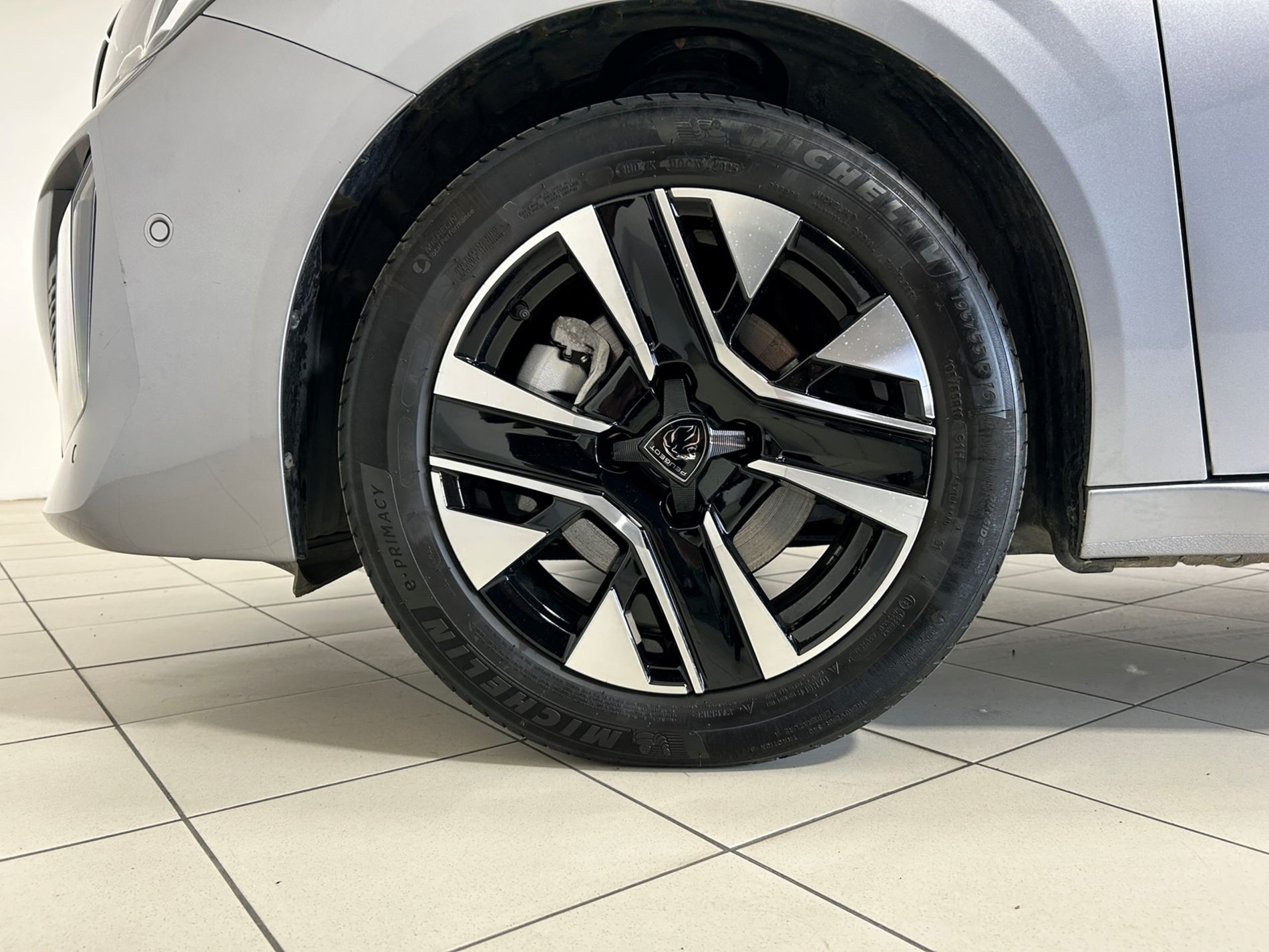 Peugeot 208 1.2 hybrid Allure 100 cv e-dcs 6   - Autoviemme