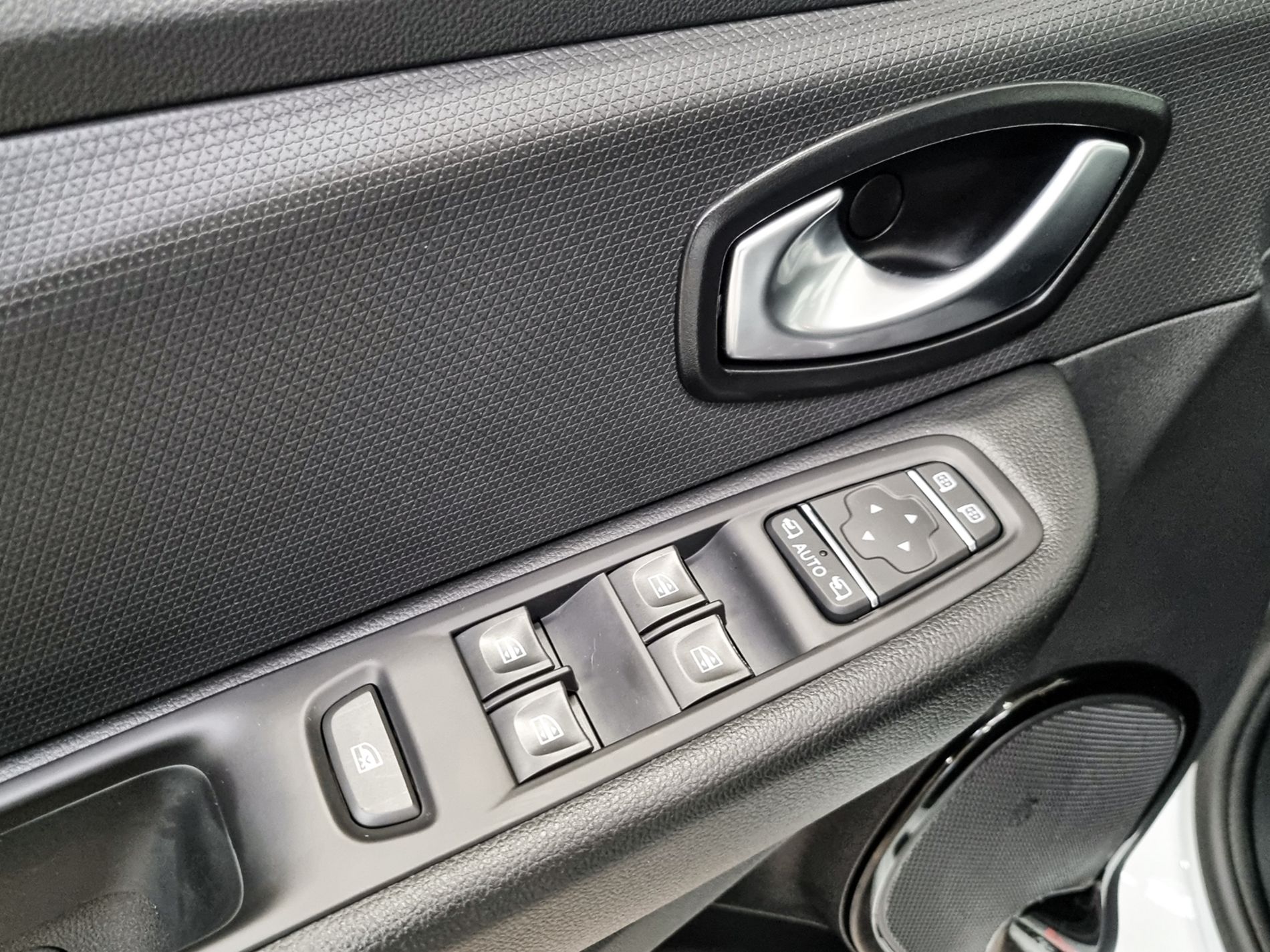 Clio Sporter 0.9 tce Moschino Zen 75cv - Autoviemme