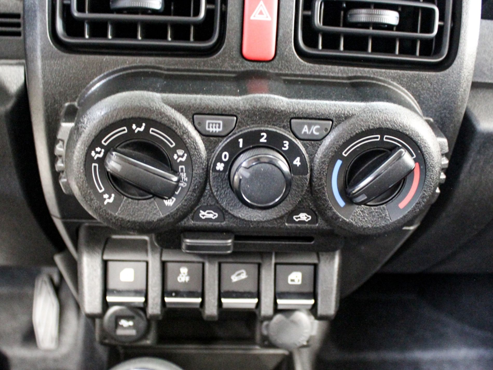 Suzuki Jimny 1.5 at3 porte - Autoviemme