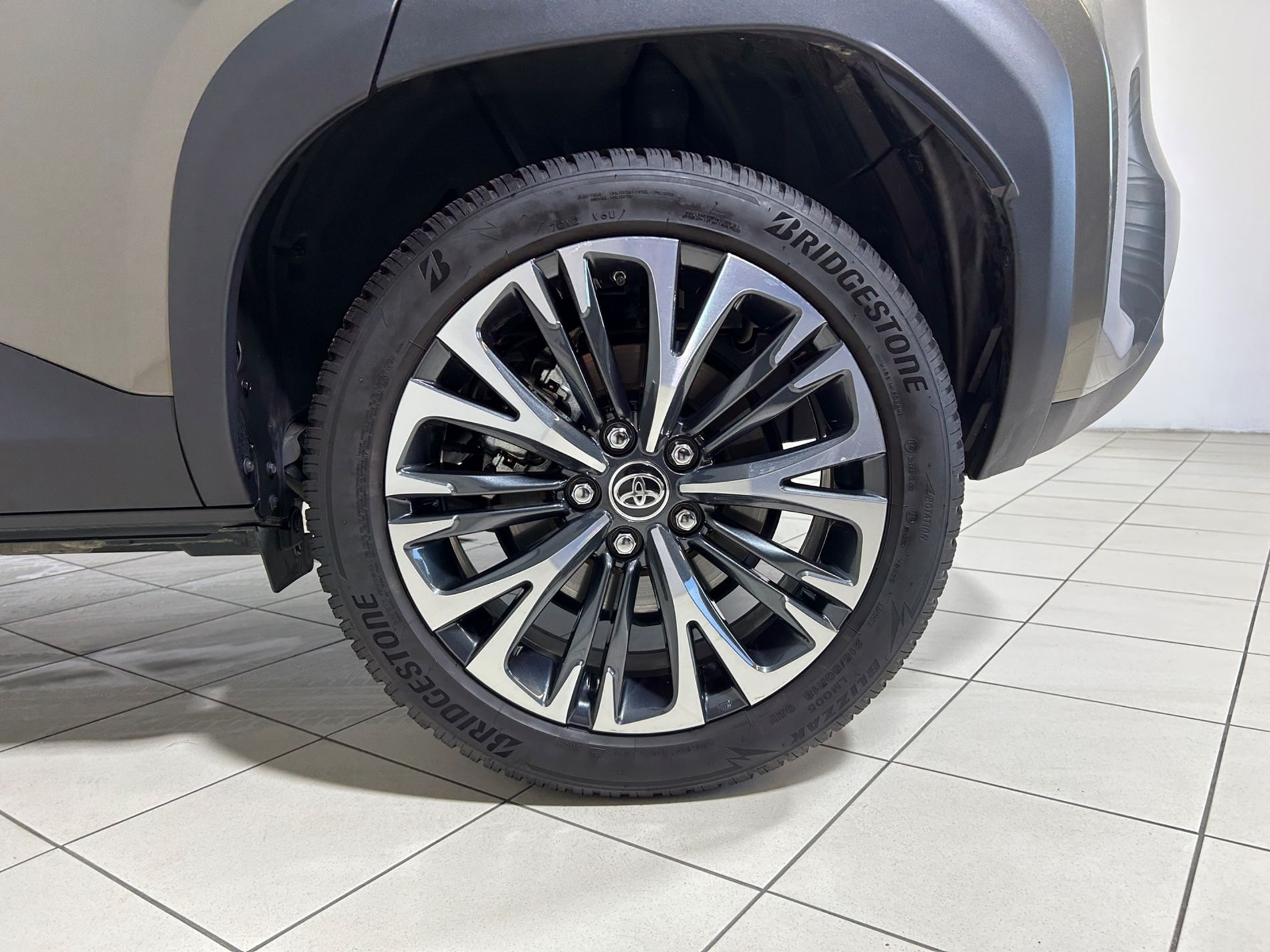 Yaris Cross Lounge 130 cv ufficiale 1 proprietario e 2 tagliandi pre-pagati - Autoviemme