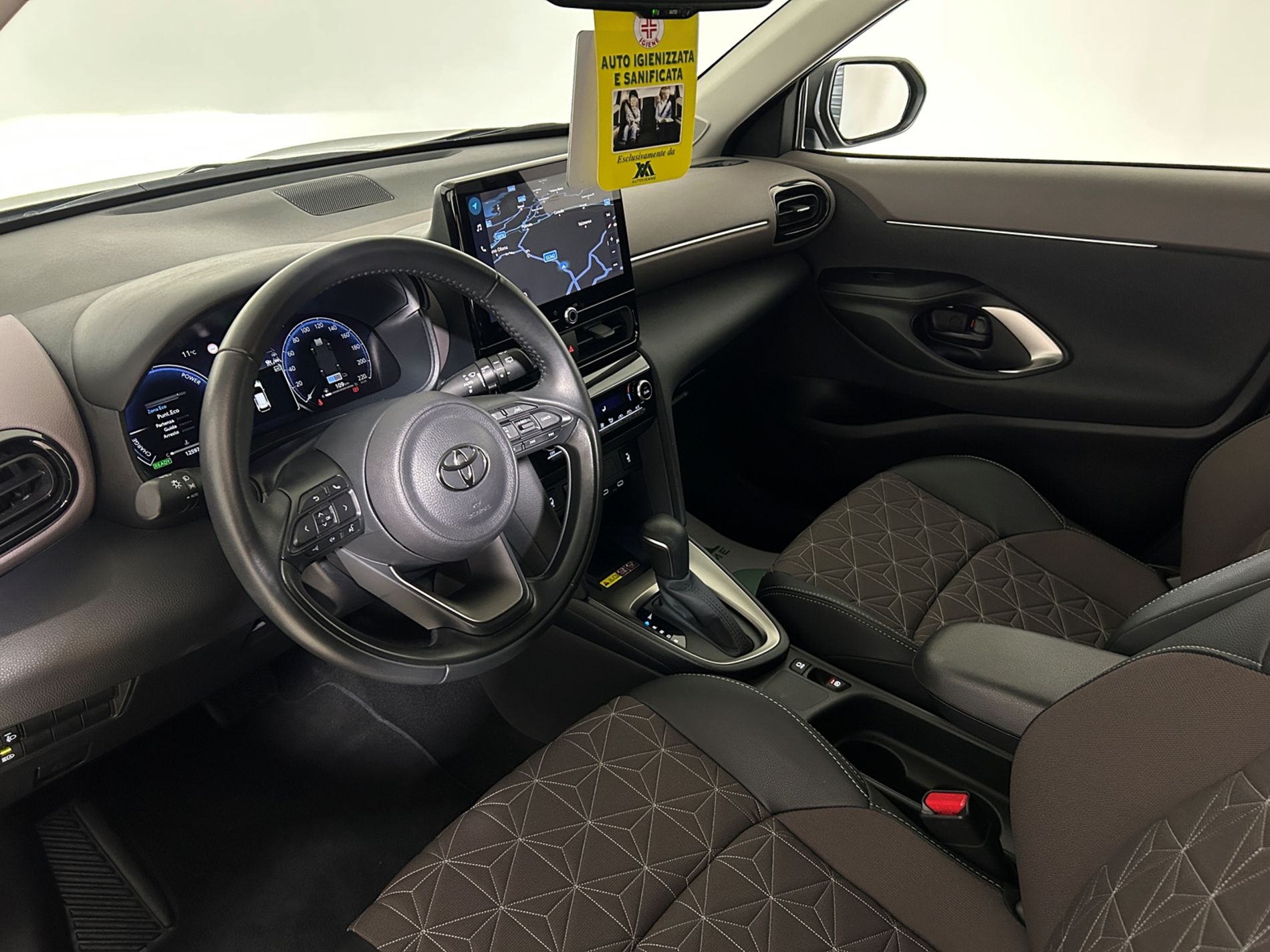 Yaris Cross Lounge 130 cv ufficiale 1 proprietario e 2 tagliandi pre-pagati - Autoviemme