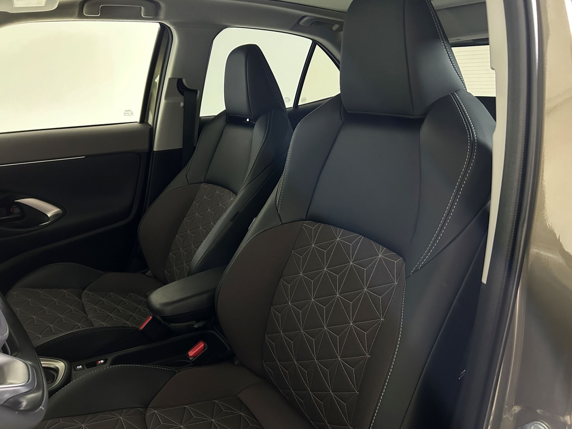 Yaris Cross Lounge 130 cv ufficiale 1 proprietario e 2 tagliandi pre-pagati - Autoviemme