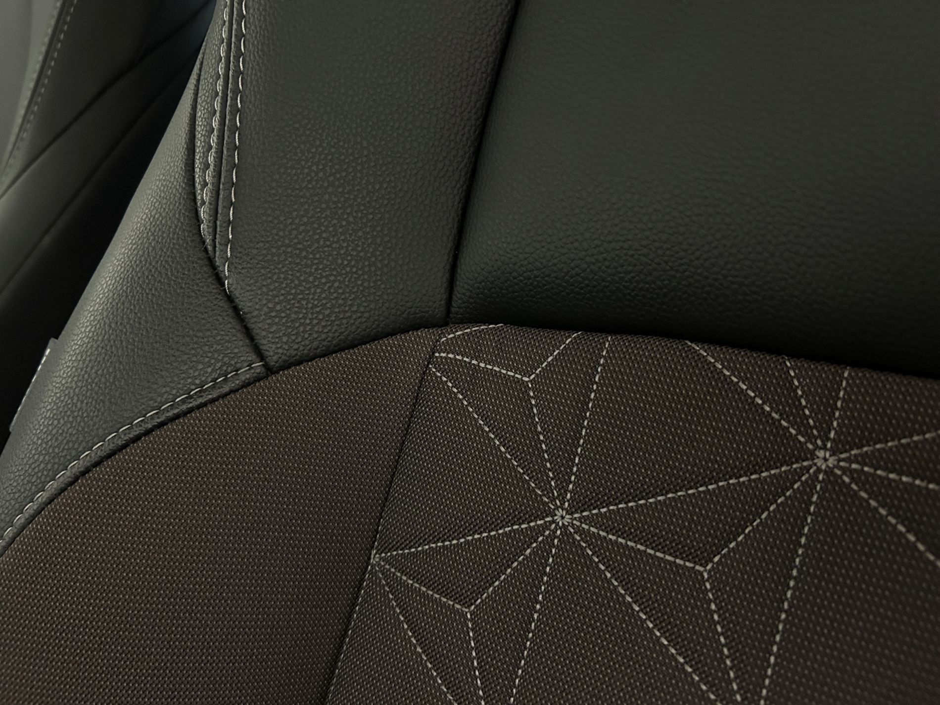 Yaris Cross Lounge 130 cv ufficiale 1 proprietario e 2 tagliandi pre-pagati - Autoviemme