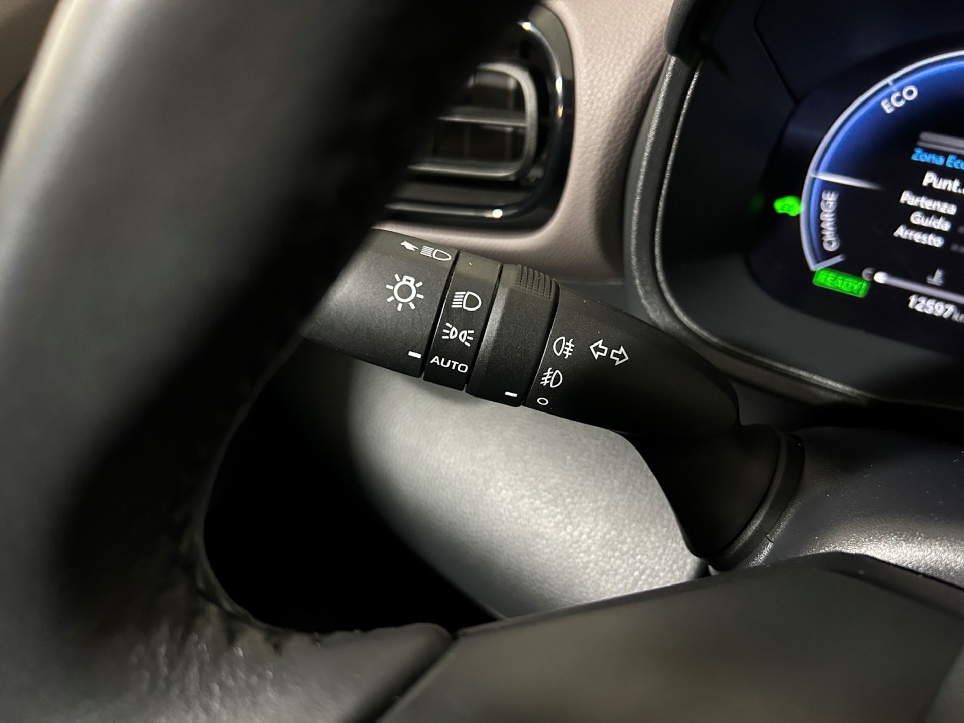 Yaris Cross Lounge 130 cv ufficiale 1 proprietario e 2 tagliandi pre-pagati - Autoviemme