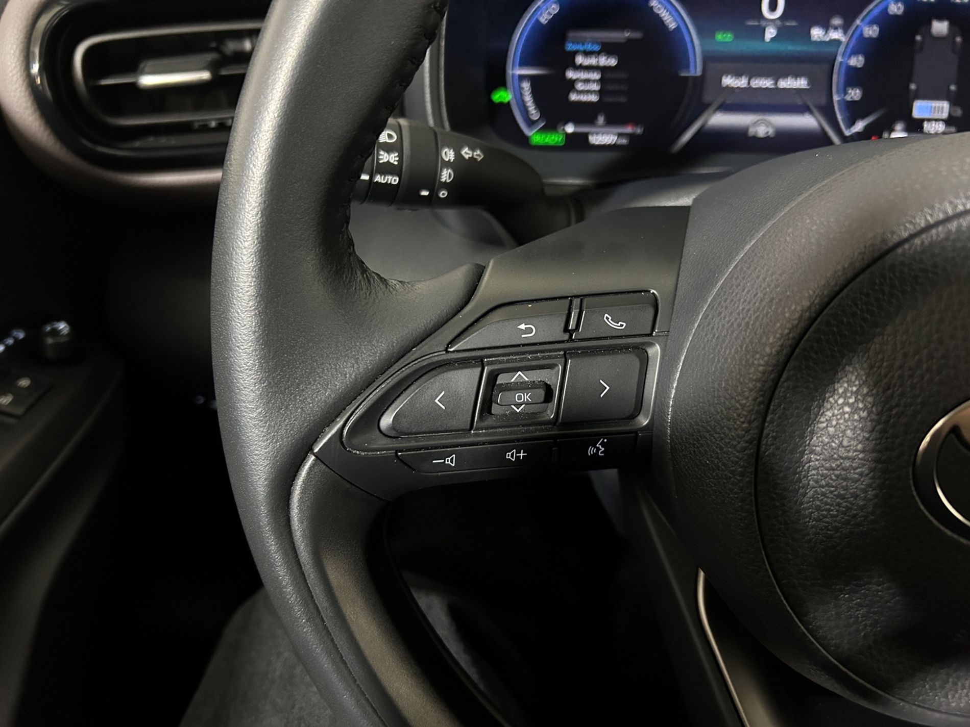 Yaris Cross Lounge 130 cv ufficiale 1 proprietario e 2 tagliandi pre-pagati - Autoviemme