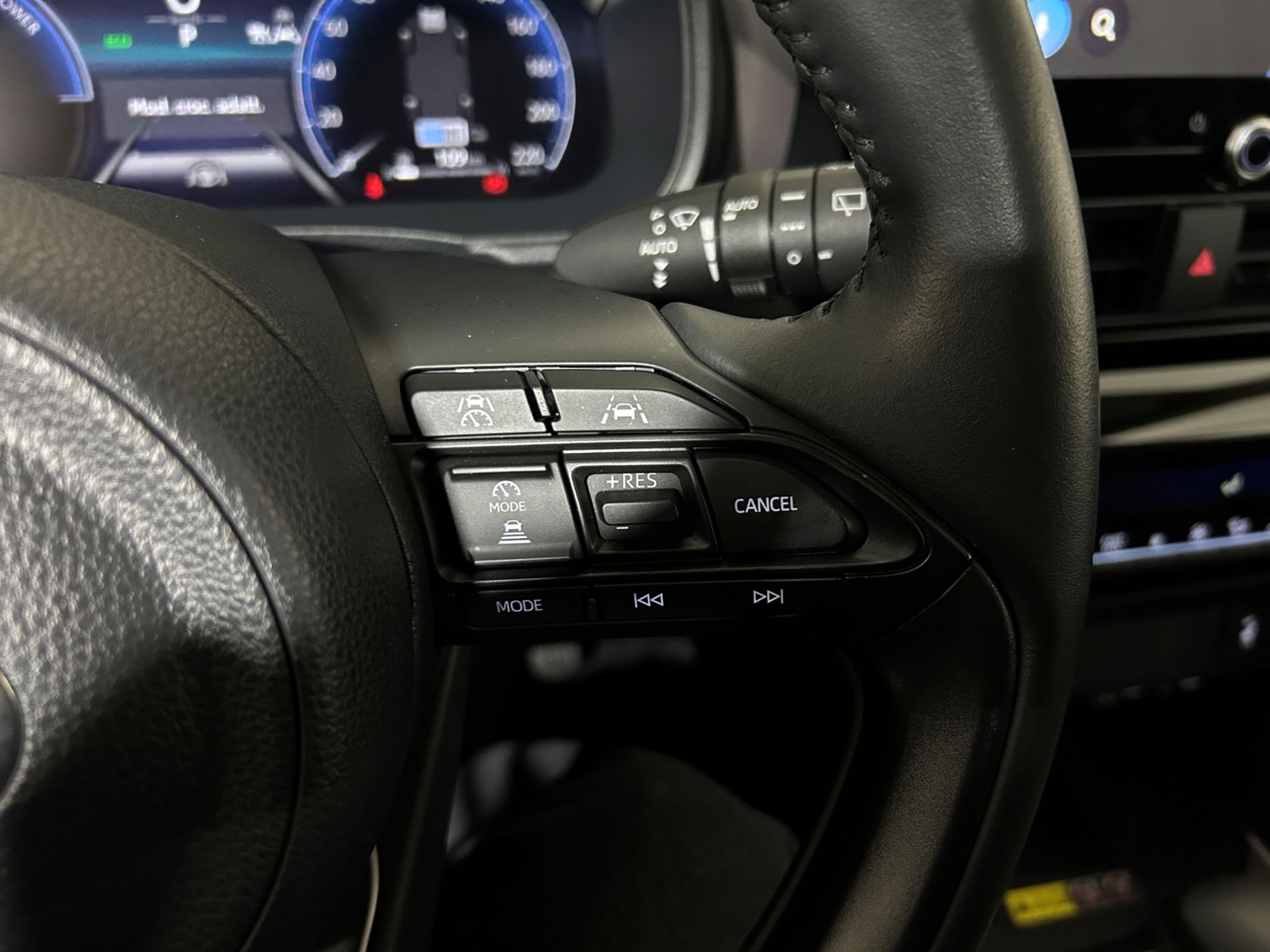 Yaris Cross Lounge 130 cv ufficiale 1 proprietario e 2 tagliandi pre-pagati - Autoviemme