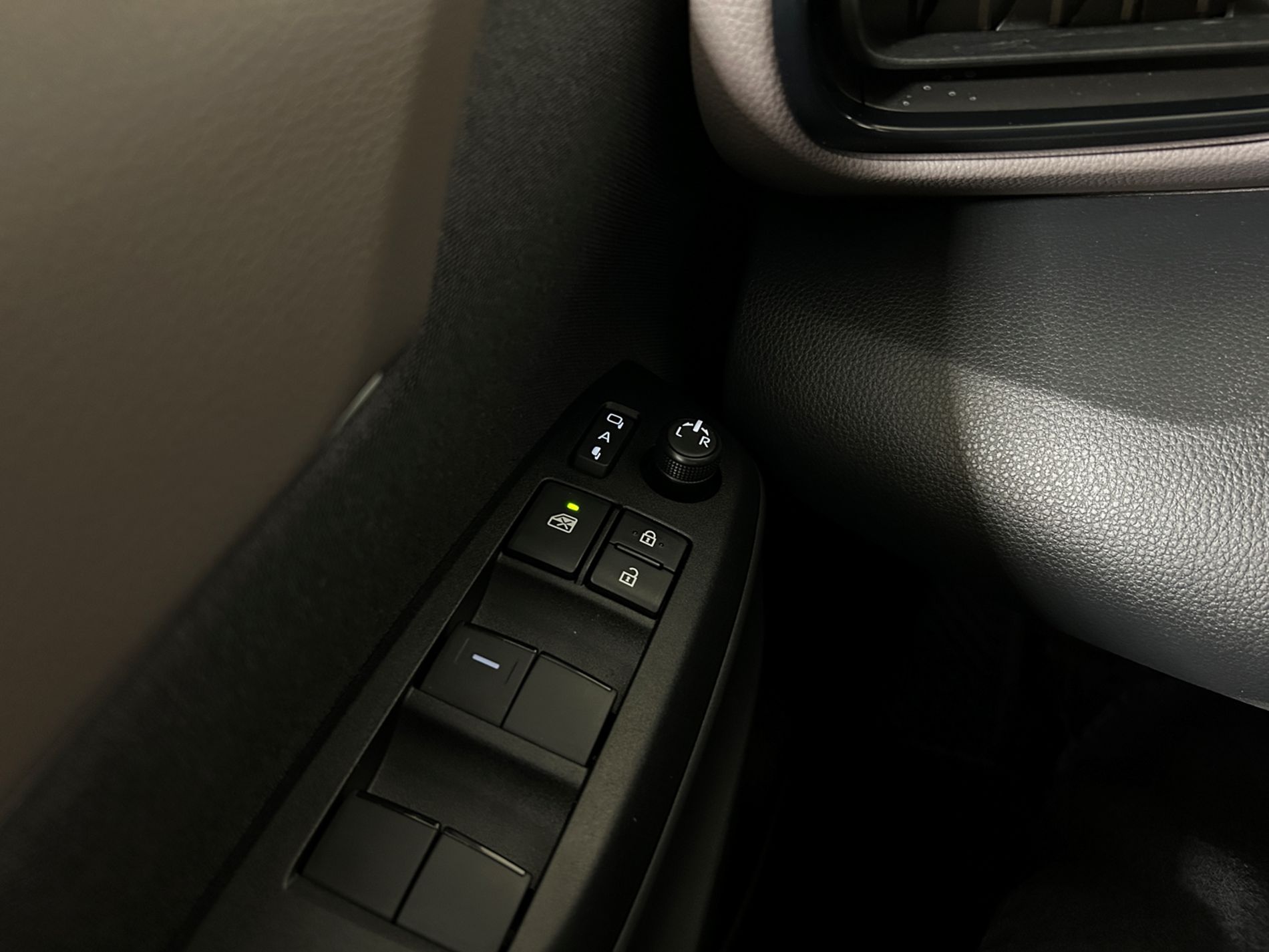 Yaris Cross Lounge 130 cv ufficiale 1 proprietario e 2 tagliandi pre-pagati - Autoviemme