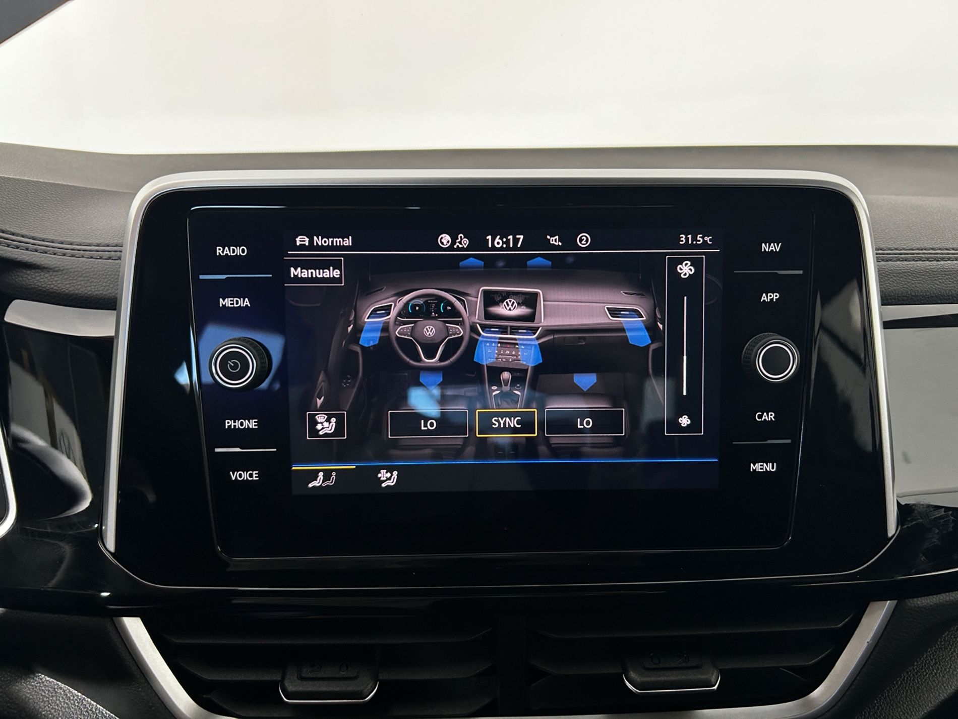 Volkswagen T-Roc R-Line 150 cv tfsi gancio traino sedili Ergo Active - Autoviemme