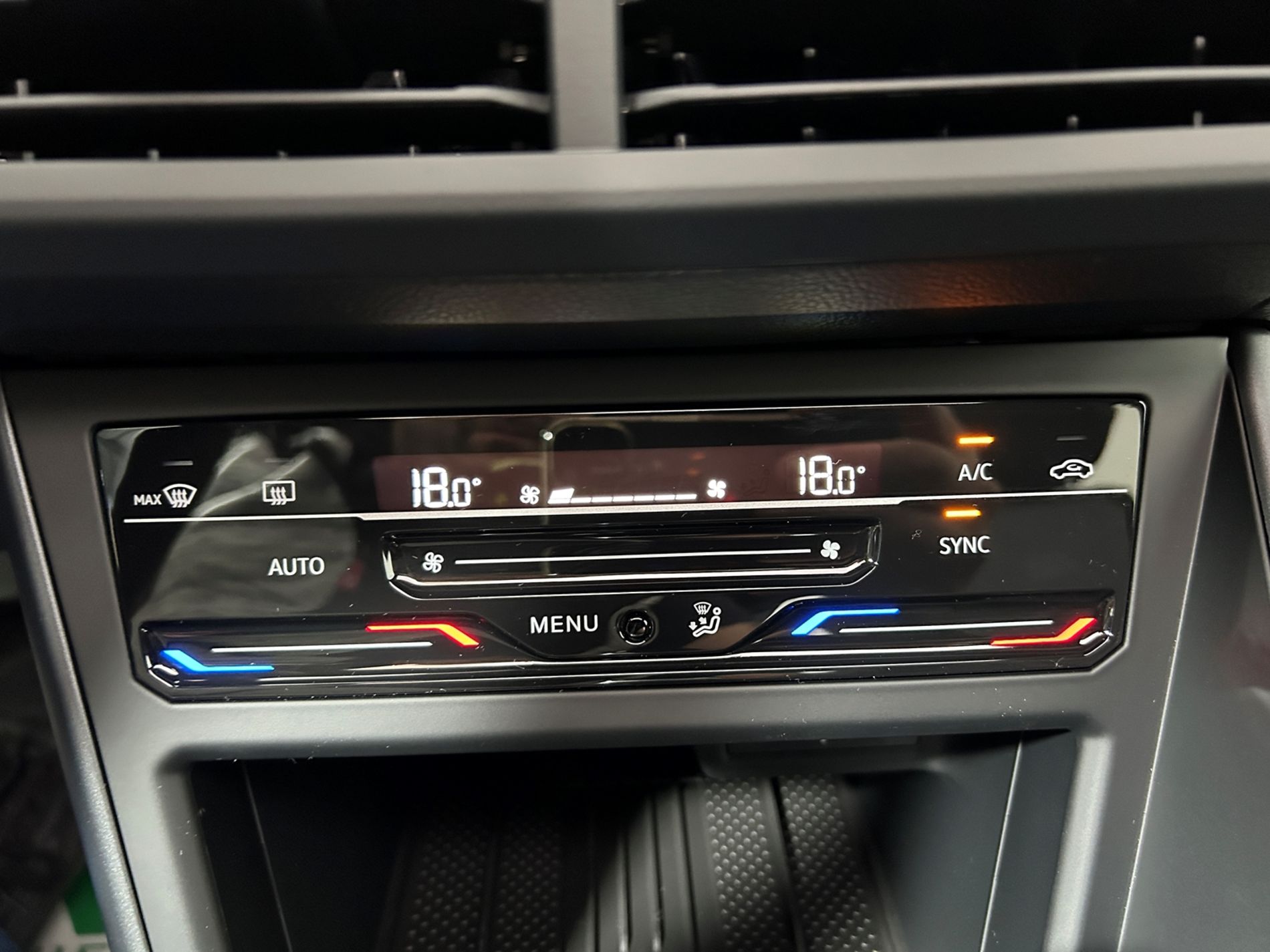 Volkswagen Taigo 1.0 tsi R-Line Plus 115 cv dsg tetto apribile e Fari Matrix - Autoviemme